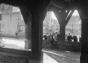 Michelstadt, Schülergruppe : Michelstadt. Blick durch die Erdgeschoßhalle des Rathauses zum Brunnen