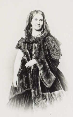 Porträt Jenny Bürde-Ney (1824-1886; Sängerin). Albuminabzug auf Karton (Carte-de-visite mit Atelieraufdruck verso)