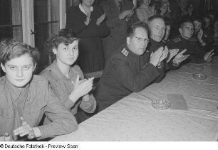 Gäste einer Kulturveranstaltung der HO Industriewaren Leipzig-Stadt im Rahmen des Monats der Deutsch-Sowjetischen Freundschaft