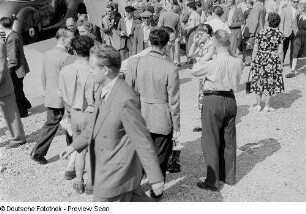 Passanten und Besucher der Leipziger Messe 1954