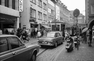 Freiburg: Verkehrsstau, Autos-Tram in der Salzstraße