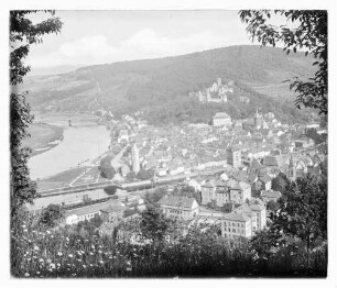Blick aus Richtung Wartturm auf Wertheim mit Poststraße, Uihleinstraße, Mainspitze, altem Bahnhof, Burg und Altstadt