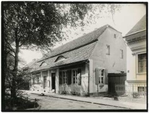Dorfaue Zehlendorf, vor 1930 abgebrochenes Haus, Berlin: Straßenseite (rechts Teilansicht eines um 1960 abgebrochenen Hauses)