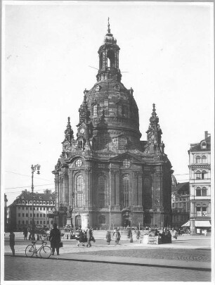 Dresden-Altstadt. Frauenkirche (1726-1743, G. Bähr). Blick über den Neumarkt von Süden