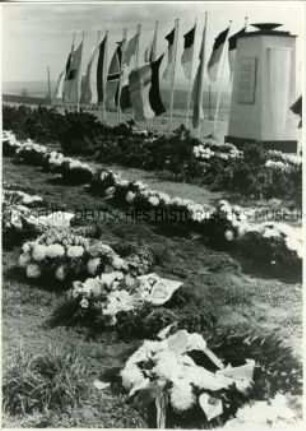 Geschmückte Gräber in Buchenwald