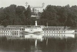 Personen-Seitenraddampfer "Dresden" (1926, Werft Laubegast) stromauf vor Schloss Albrechtsberg