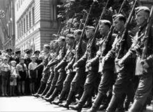 Parade der Legion Condor in Berlin "Unter den Linden" vor Adolf Hitler