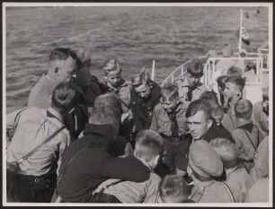Auf dem Deck des HJ-Schulschiffes "Hans Schemm"