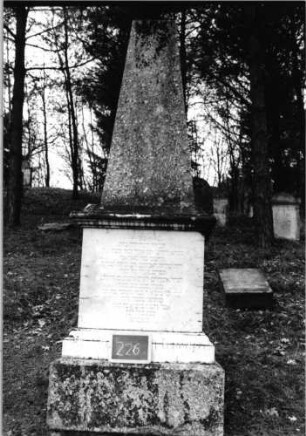 Grabstein 226 (Index: 100090572) Material: weißer Marmor, Sockel:Kalkstein Zustand: gut Maße HxBxT: 290x90x90 cm Beschreibung: Obelisk, getreppter Sockel: Grabstein 226 (2)
