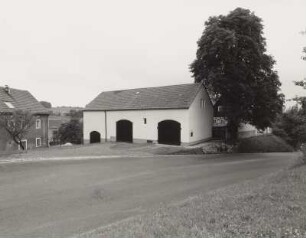 Bauernhof (ehem. Vierseithof) : Bauernhof (ehem. Vierseithof, 1. H. 19. Jh.). Durchfahrtscheune mit Hofeinfahrt (rechtes Tor geschlossen)