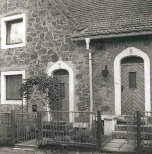 Cossebaude, Talstraße 109/119. Wohnsiedlung der Baugenossenschaft Dresden-Land. Reihenhäuser (1919/1920). Haustüren (Nummer 113 und 115)