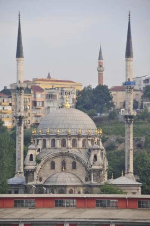 Istanbul - Moschee und Minarette : Moschee am Hafen, aufgenommen in Istanbul am 30. Juni 2010