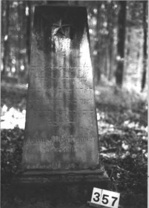 Grabstein 357 (Index: 99898393) Material: Sandstein Zustand: stark verwittert Maße HxBxT: 128x61x37 cm Beschreibung: Obelisk, Stern über der Inschrift Symbolik: Stern Besonderheit: Kindergrab: Grabstein 357