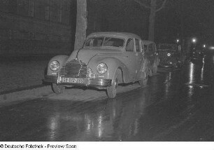 Vorderansicht eines parkenden BMW 340 bei Nacht