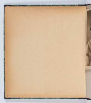 Sammelalbum mit Visitfotos des Bayreuther Festspielhauses und Künstlerpostkarten von Mitwirkenden der Bayreuther Bühnen-Festspiele : Albumseite (vakat)