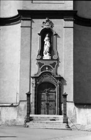 Riegel: Kirche, Portal mit Madonna