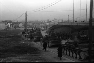 Bukarest: Tankkolonne [Panzer], dahinter marschierende Soldaten