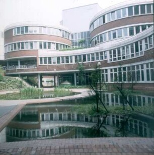 Duisburg. Neubauten der Universität. Eckteiche an den Seiten eines Innenhofes