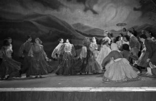 Szenenbilder aus "Der Mantel" von N. W. Gogol, Komische Oper. 1952