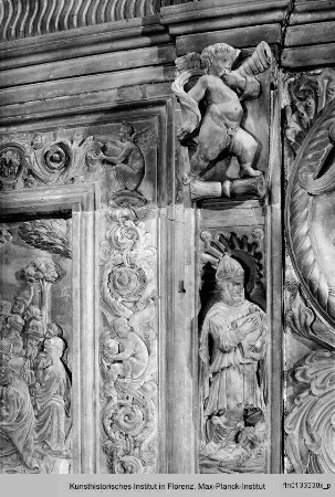 Fassade der Johanneskapelle : Rahmenornamentik mit Propheten, Heiligen und Putten