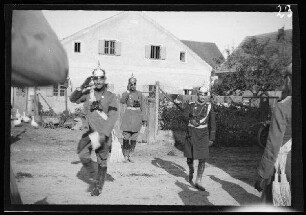Kriegsminister von Kress, Hauptmann Sperr und Major Schuster, alle mit Pickelhaube auf einer Ortsstraße