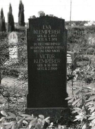 Grabstein für Eva und Viktor Klemperer : Grabstein für Eva und Viktor Klemperer. Diorit (ab 1951). Dresden-Dölzschen, Friedhof