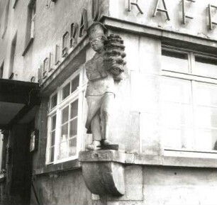 Dresden-Hellerau, Markt 15. Wohnhaus mit Café "Am Markt" ("Kaffee Hellerau", 1930, R. Kolbe), Konsolfigur "Bäckerjunge"