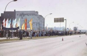 DDR. Berlin. Demonstrationszug zum Ersten Mai. Ansicht mit Transparent "10 Jahre Palast der Republik - Haus des Volkes"