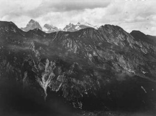 Berglandschaft : Aussicht von einem Berg ins Tal und die Berglandschaft in der Umgebung.