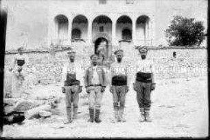 Soldaten vor einer Kirche, 1. Weltkrieg