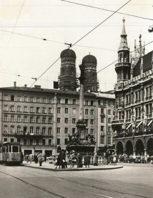 München, Marienplatz, Mariensäule von 1638, Teil des Neuen Rathauses und Türme der Frauenkirche