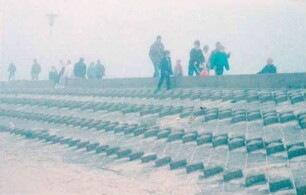 Norderney: Kurgäste im Nebel, auf Promenade