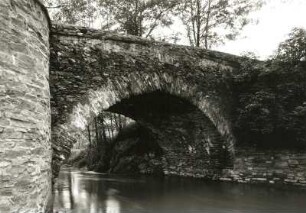 Pappendorf (Striegistal-Pappendorf). Straßenbrücke über die Große Striegis. Massivbrücke aus Naturstein mit Rundbogen und massivem Geländer. 1719. Ansicht eines Gewölbes
