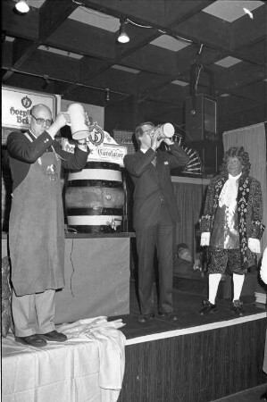 Fassanstich der Brauerei Hoepfner für die Hausmarke "Carolator" 1977