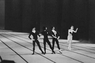 Szenenbilder aus "Erfindung der Liebe", Ballettabend mit Ludwig van Beethovens "Die Geschöpfe des Prometheus" und einer Tanzausdeutung von Antonio Vivaldis "Die Jahreszeiten". Komische Oper Berlin, 16.07.1976