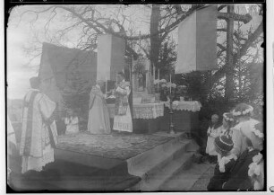 Primizfeier Bayer in Emerfeld 1935; Im Freien aufgebauter Altar; Geistlichkeit während der Messe