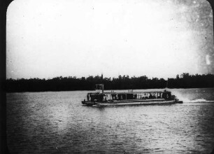 Gouverneursdampfer Kaiser Wilhelm II, vor dem Zoll in Salale (Rafidji-Delta)