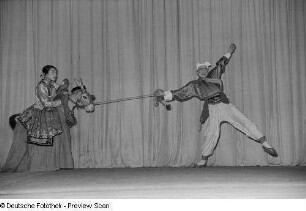 Tänzer des chinesischen Jugend-Kunst-Ensembles in aufwendigen Kostümen