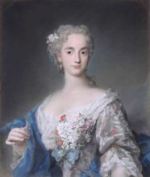 Eine Dame in blauem Mantel über hellem Kleid