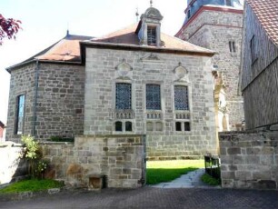 Ansicht von Süden mit (neue Süderweiterung) Langhaus über Kirchhofmauer