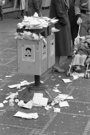 Einkaufsbetrieb in der Kaiserstraße am dritten verkaufsoffenen Samstag im Advent