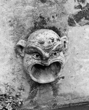 Brunnen an der Treppe vor dem Haus — Maske