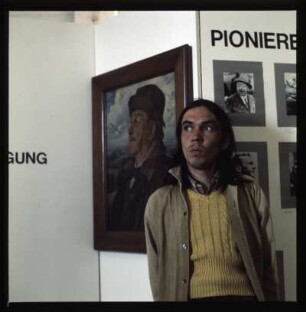 Selbstportrait in einer Ausstellung über Oskar Ursinus, Flugpionier