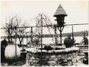 Garten Charell, Potsdam-Sacrow: Schöpfbrunnen und Taubenhaus