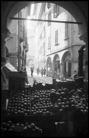 Lugano: Gasse mit Kolonnaden, Vordergrund Obst
