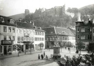 Heidelberg, Kornmarkt : Heidelberg. Blick über den Kornmarkt zum Schloss