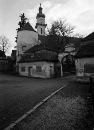 Laupheim: Schlosseingang und Kirche