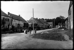 Hannogne, Gruppenporträt vor Straßenzug in Hannogne, Frankreich, im Hintergrund Eingang zur Kirche Hannogne Saint-Rémy