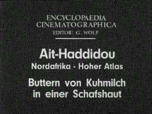 Ait-Haddidou (Nordafrika, Hoher Atlas) - Buttern von Kuhmilch in einer Schafshaut