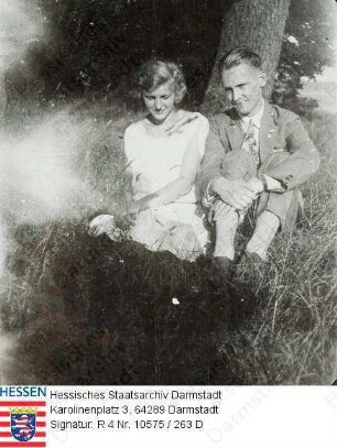 Wilbrand, Käthe gesch. Nennewitz (1901-1997) / Porträt mit Ehemann Carl Nennewitz (1891-1966), auf Wiese sitzend